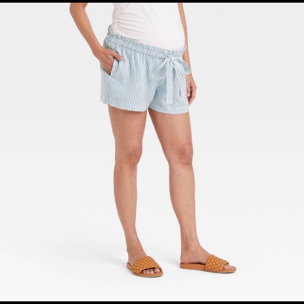 NWT tie front maternity shorts